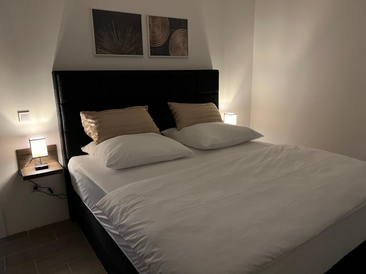 Madamik Apartments Bijela Esterno foto