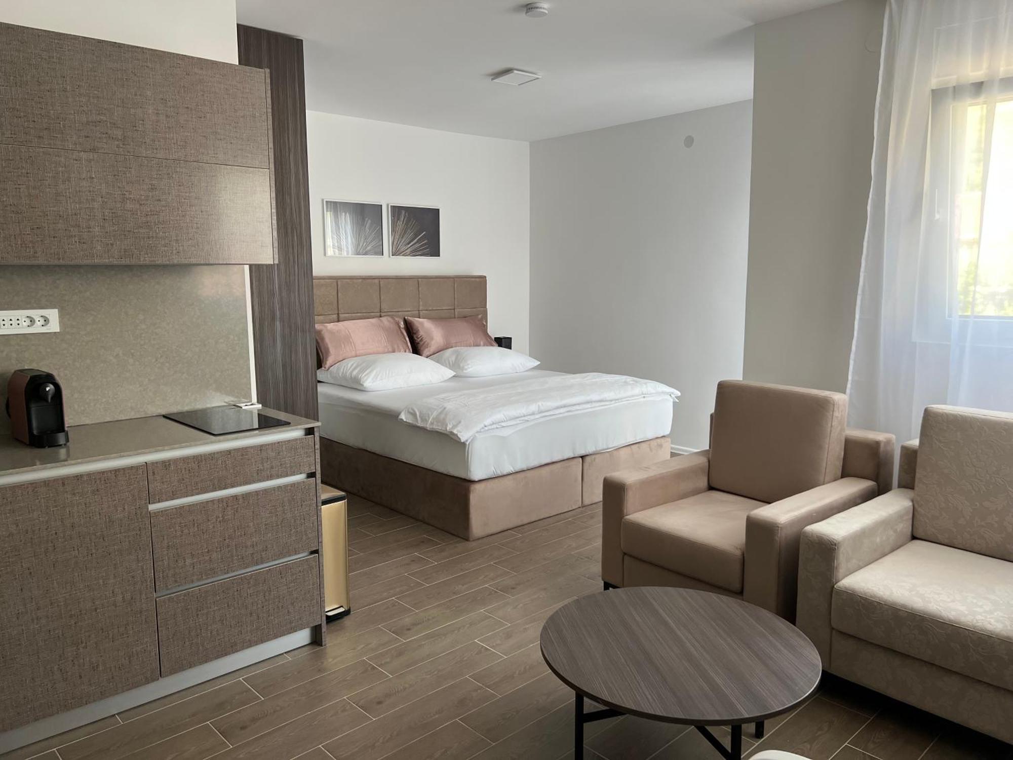 Madamik Apartments Bijela Esterno foto