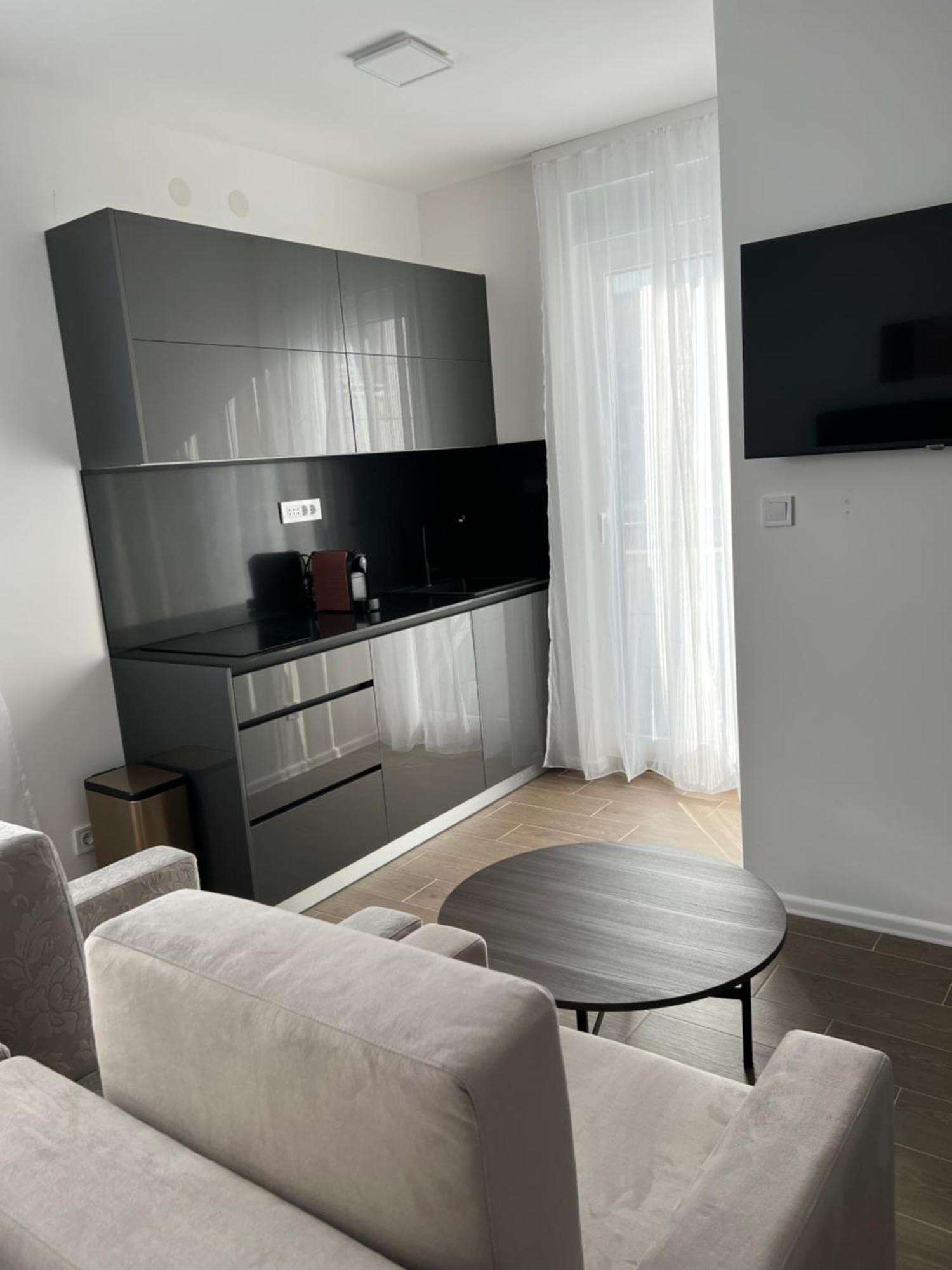 Madamik Apartments Bijela Esterno foto